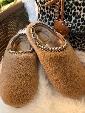 New! Uggs Cozy Sherpa Slip-On Women's Slippers in Camel, size 8